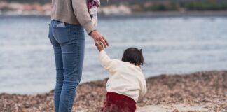 Jakie są najlepsze praktyki i sposoby na pomaganie dzieciom i rodzinom w sytuacji adopcji